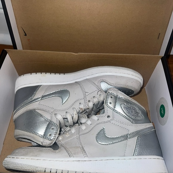Jordan 1s Womens 7 - Picture 1 of 3